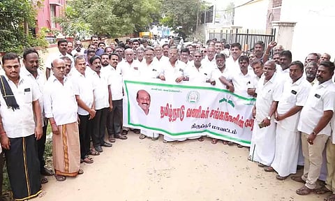 மனு அளிக்க வந்த வணிகர்கள். 