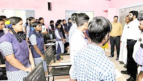 அரசு பள்ளி மாணவிகளுடன், ஷாநவாஸ் எம்.எல்.ஏ. கலந்துரையாடினார்.