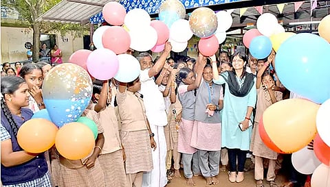 மாணவ- மாணவிகளுடன் வண்ண பலூன்களை கலெக்டர் காயத்ரி கிருஷ்ணன் பறக்கவிட்டார்.