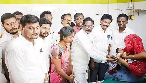குழந்தைக்கு தங்க கணையாழியை பன்னீர்செல்வம் எம்.எல்.ஏ. அணிவித்தார்.