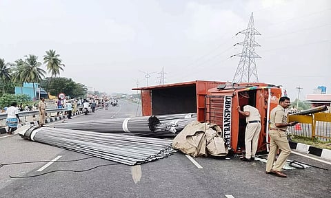 வேலூர் அருகே சாலையில் கவிழ்ந்த லாரி.