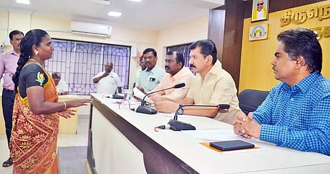 மேயரிடம் பொதுமக்கள் மனு கொடுத்த காட்சி.