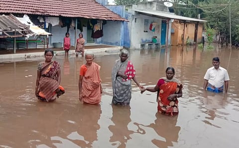 வீடுகளுக்குள் புகுந்த மழைநீரால் பொதுமக்கள் கடும் அவதி
