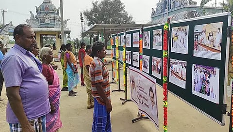 புகைப்படக் கண்காட்சியை பொதுமக்கள் பார்வையிட்டபோது எடுத்த படம்.