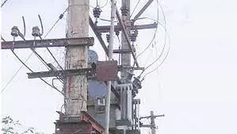 பள்ளி அருகே ஆபத்தான மின்மாற்றி
