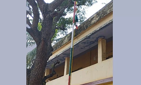 அரசு தொடக்கப்பள்ளியில் தேசியக்கொடி பறப்பதை காணலாம்.