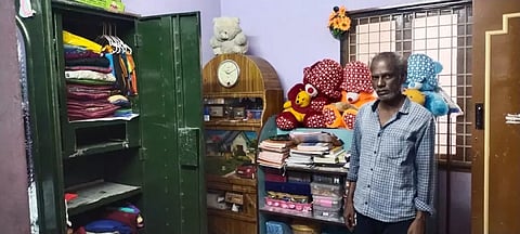 கொள்ளையர்களால் உடைக்கப்பட்ட பீரோவை படத்தில் காணலாம். 