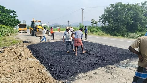 சாலை சீரமைக்கும் பணி நடைபெறும் காட்சி. 