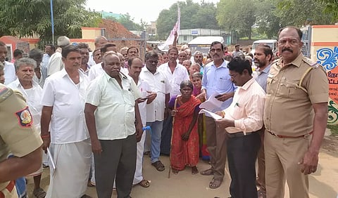  மேல்மலையனூர் ஊராட்சி ஒன்றிய அலுவலகம் முன்பு மாற்றத்திறனாளிகள் காத்திருப்பு போராட்டத்தில் ஈடுபட்டனர்.