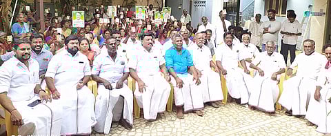 தேவகோட்டையில் எடப்பாடி பழனிசாமி அணியைச் சேர்ந்த சுமார் 500-க்கும் மேற்பட்டோர் ஓ.பி.எஸ். அணியில் இணைந்தனர்.