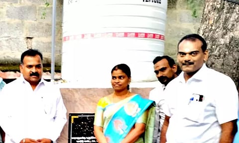 விருதுநகர் பாத்திமா நகரில் உள்ளூர் பகுதி மேம்பாட்டு திட்டத்தின் கீழ் குடிநீர் தொட்டியை மாணிக்கம் தாகூர் எம்.பி. திறந்து வைத்த போது எடுத்த படம். அருகில் நகர சபை தலைவர் மாதவன், கவுன்சிலர் மஞ்சுளா உள்ளனர்.