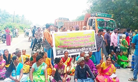 பெண்கள் சாலை மறியலில் ஈடுபட்ட காட்சி.