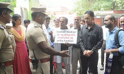 கருணாநிதி நினைவிடத்தில் மவுன போராட்டம் இருக்க முயன்ற டாக்டர்கள் கைது