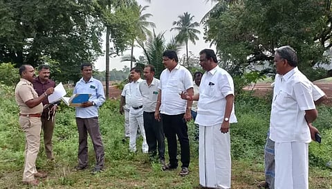 கபிலர்மலைப் பகுதியில் பரமத்தி வேலூர் எம்.எல்.ஏ. என்ஜினீயர் சேகர், நாமக்கல் தீயணைப்பு நிலைய அலுவலர் சிவக்குமார் மற்றும் குழுவினர் தீயணைப்பு நிலையம் கட்டுவதற்கான இடத்தை ஆய்வு செய்த போது எடுத்த படம்.