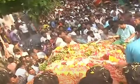 புதுச்சேரி கோவில் யானை லட்சுமி உடல் நல்லடக்கம்- ஆயிரக்கணக்கான மக்கள் இறுதி அஞ்சலி