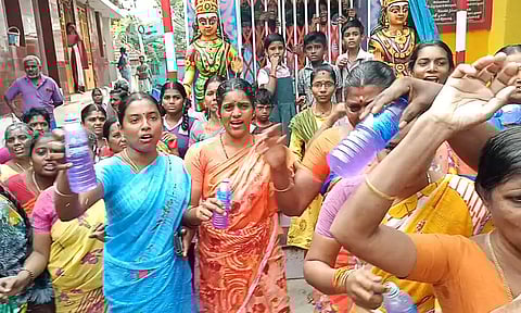 தீக்குளிக்க முயன்ற பெண்கள்