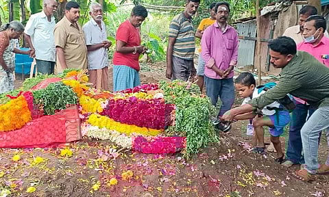 யானை லட்சுமி நினைவிடத்தில் பொதுமக்கள் பால் ஊற்றி அஞ்சலி செலுத்திய காட்சி.