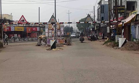 பல்லடம் கடை வீதியில் வாகன தடுப்பு கம்பி அமைப்பு