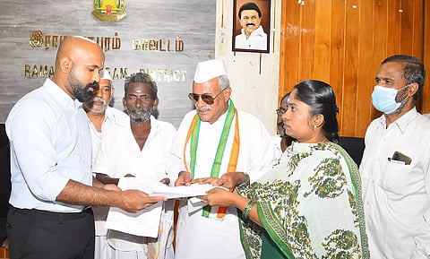 தியாகிகள் குறைதீர்க்கும் கூட்டத்தில் கலெக்டர் ஜானிடாம் வர்கீஸ் மனுக்களை பெற்றார்.