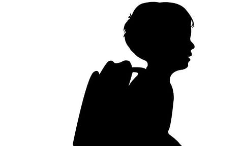 மாணவர்களை கழிவறை சுத்தம் செய்ய சொன்ன பள்ளி தலைமை ஆசிரியை தலைமறைவு