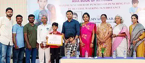 பின்னோக்கி நடந்து சிறுவன் சாதனை