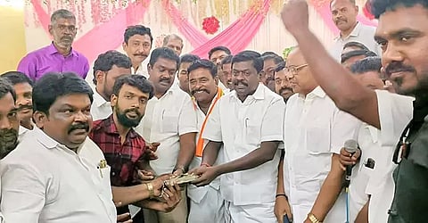 சிலை அமைக்கும் பணிக்கு முதல் தவணையாக மாவட்ட செயலாளர் சிவபத்மநாதன் ரூ. 1 லட்சத்து ஆயிரத்தை நிர்வாகிகளிடம் அளித்த காட்சி.