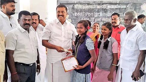 வெற்றி பெற்ற மாணவிக்கு மார்க்கண்டேயன் எம்.எல்.ஏ. ஊக்கத்தொகையாக ரூ.20 ஆயிரம் வழங்கினார்