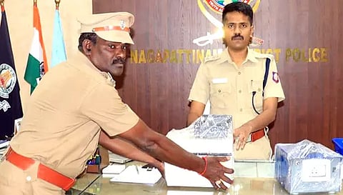 போலீசாருக்கு வாகனத்தின் வேகத்தை அளவீடும் கருவியை வழங்கினார்.