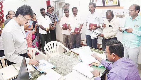 கோப்புகளை கலெக்டர் தினேஷ்பொன்ராஜ் ஆலிவர் ஆய்வு செய்தார்.