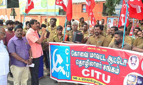 கோவையில் ஆட்டோ டிரைவர்கள் திடீர் போராட்டம்