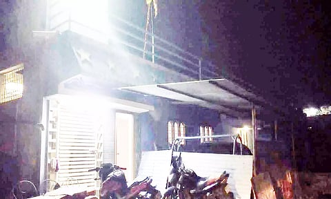 கொள்ளை நடந்த வீட்டை படத்தில் காணலாம்.