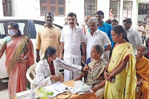 மருத்துவ முகாமை மேயர் சரவணன் தொடங்கி வைத்த காட்சி. அருகில் துணை மேயர் கே.ஆர்.ராஜூ மற்றும் பலர் உள்ளனர்.