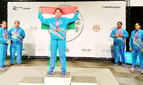 நியூசிலாந்தில் நடைபெற்று வரும் காமன்வெல்த் போட்டியில் தங்கம் வென்ற வீராங்கனை லோகப்பிரியா பதக்கத்துடன் போஸ் கொடுத்த காட்சி.