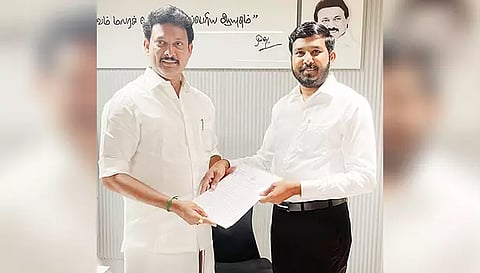 கோரிக்கை மனுவை அமைச்சரிடம் ஷா நவாஸ் எம்.எல்.ஏ. வழங்கினார்.