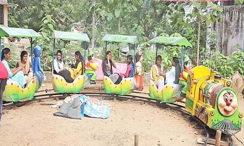 நாகர்கோவில் வேப்பமூடு பூங்காவில் இளம்பெண்கள் ராட்டினம் சுற்றியபோது எடுத்த படம்.
