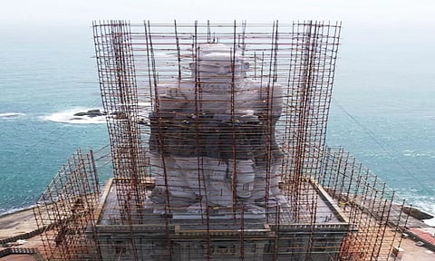 திருவள்ளுவர் சிலை வெள்ளை நிறத்தில் காட்சியளிப்பதை படத்தில் காணலாம்.