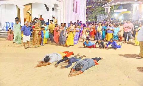 தேர் பவனியின் போது கும்பிடு நமஸ்கார நேர்ச்சை நிறைவேற்றிய பக்தர்கள்.