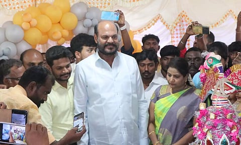 பிறந்த நாளை முன்னிட்டு ஜான்பாண்டியனை மாநகர மாவட்ட செயலாளர் துரைப்பாண்டியன், இளைஞரணி செயலாளர் முத்துப்பாண்டி ஆகியோர் சந்தித்து வாழ்த்து தெரிவித்ததையும், 50 கிலோ கேக் வெட்டி கொண்டாடியதையும் படத்தில் காணலாம்.