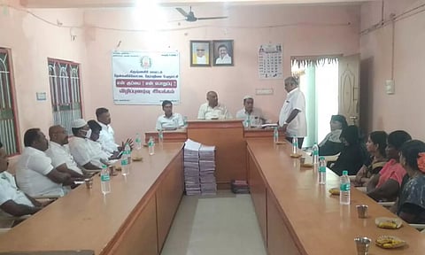 தேன்கனிக்கோட்டை பேரூராட்சி மன்ற கூட்டம் தலைவர் சீனிவாசன் தலைமையில் நடைபெற்றது.
