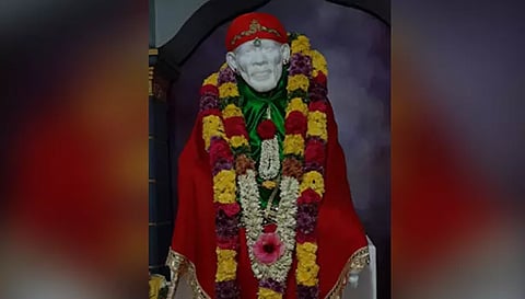 சாய்பாபா சிறப்பு அலங்காரத்தில் காட்சியளித்த போது எடுத்த படம்.