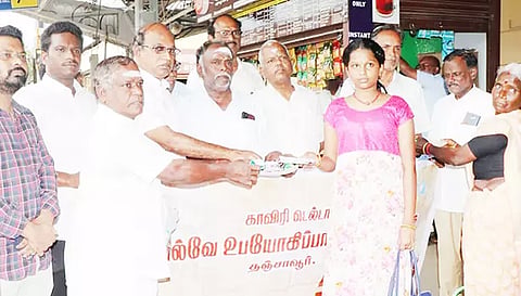 பயணிகளுக்கு இனிப்பு வழங்கப்பட்டது.