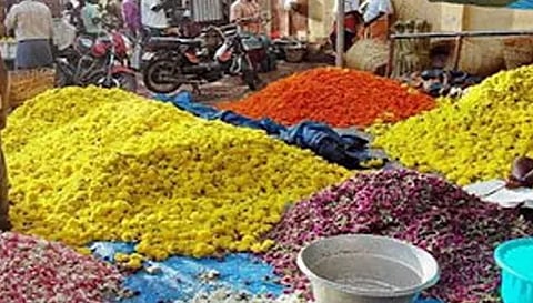 பரமத்தியில் பூக்களின் விலை கிடுகிடு உயர்வு