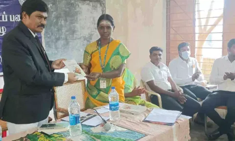 மங்கலம் அரசு பள்ளியில் சட்ட விழிப்புணர்வு முகாம்