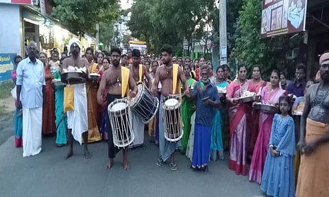 சீர்வரிசை எடுத்து வந்த பெண்களை படத்தில் காணலாம்