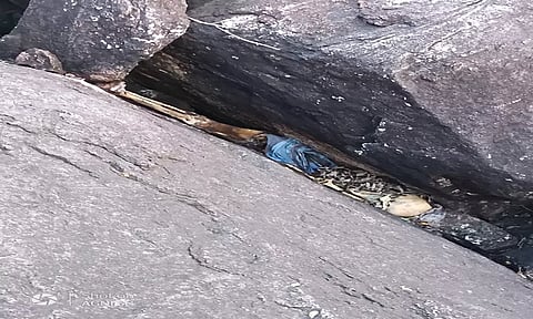பாறைகளுக்கிடையே எலும்புக்கூடு இருப்பதை படத்தில் காணலாம்