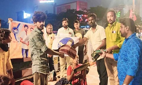 விஜய் மக்கள் இயக்க தொண்டரணி சார்பில் சாலையோரம் வசிக்கும் மக்களுக்கு உதவிகள்