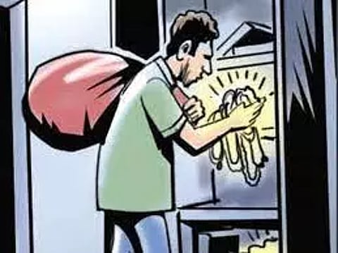 மேல்மலையனூர் அருகே வீட்டின் பூட்டை உடைத்து நகைகள் திருட்டு