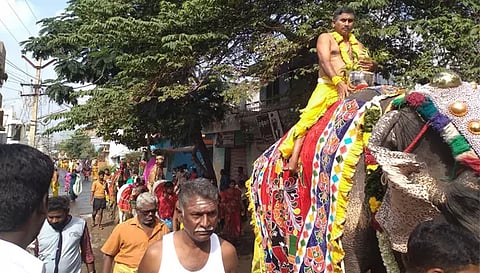 யானை மீது வைத்து தீர்த்தம் எடுத்து வரப்பட்ட காட்சி.