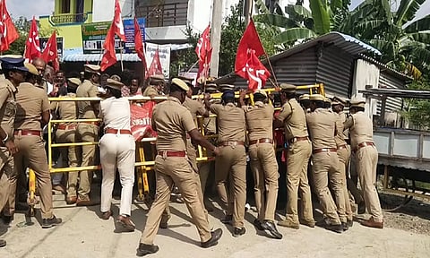 மார்க்சிஸ்ட் கம்யூனிஸ்ட் கட்சியினர் முற்றுகை போராட்டத்தின் போது போலீசார் உடன் தள்ளு முள்ளில் ஈடுபட்டனர்.
