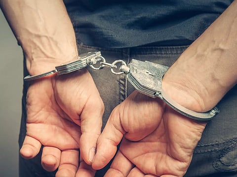 அனுமதியின்றி மது விற்பனை செய்த வாலிபர் கைது